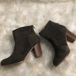 Size 8 chase and chloe boots.